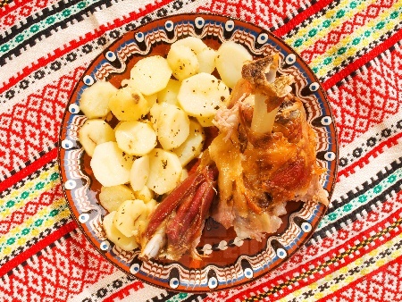 Печено агнешко бутче на порции с мед, горчица и картофи на фурна - снимка на рецептата